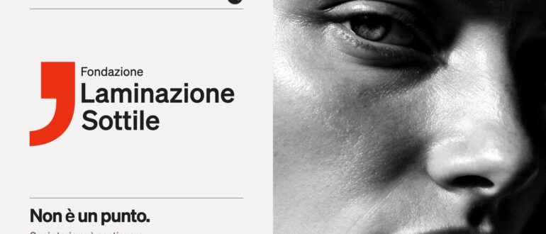 Logo di Fondazione Laminazione Sottile con la virgola rossa su fotografia in bianco e nero
