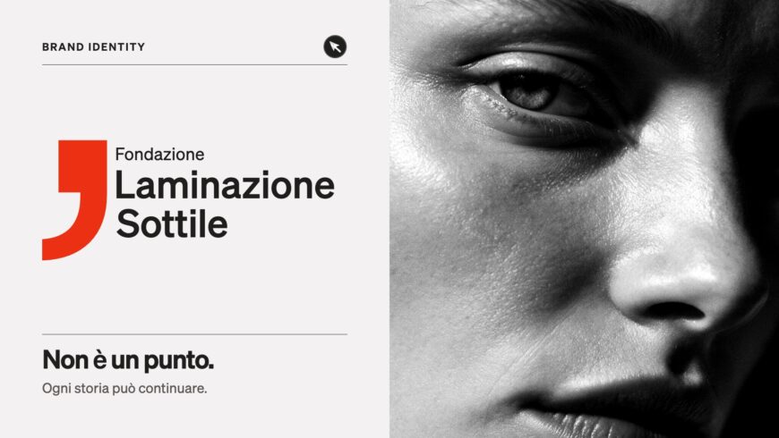 Logo di Fondazione Laminazione Sottile con la virgola rossa su fotografia in bianco e nero