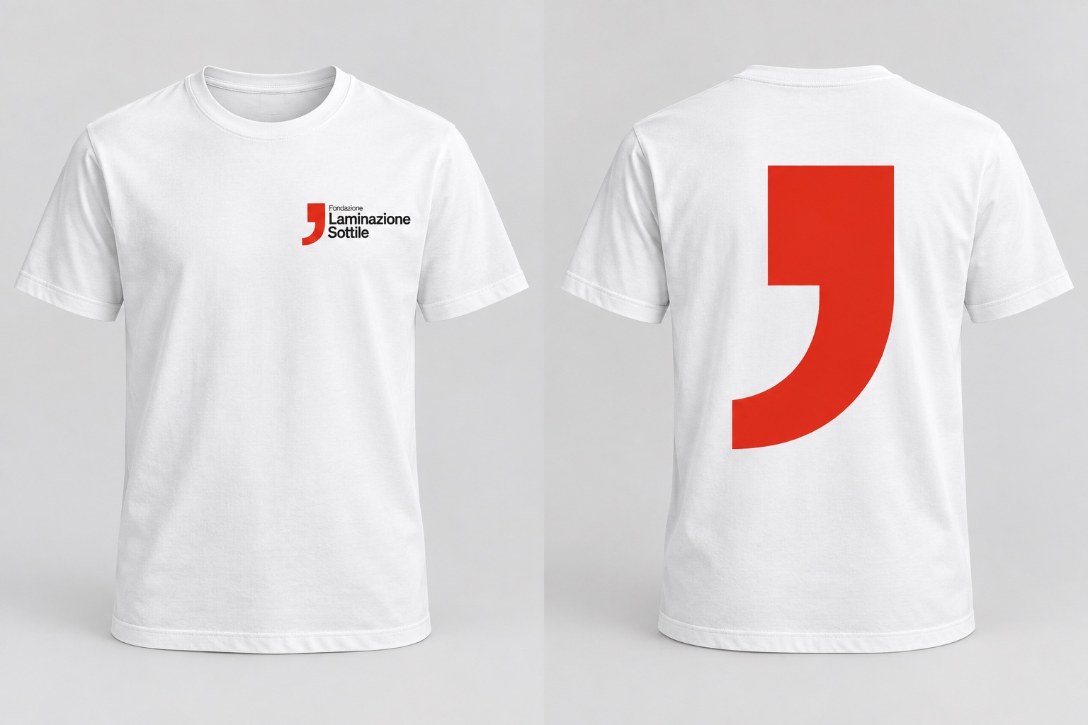 T-shirt bianca con logo Fondazione Laminazione Sottile sul petto e grande virgola rossa sulla schiena