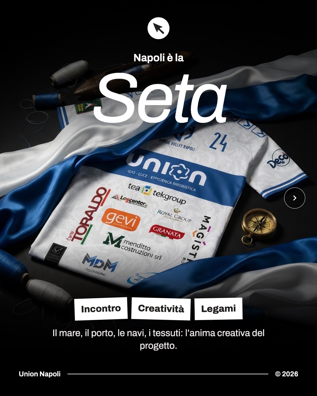 Maglia Union Napoli bianca tra nastri di seta blu e bianchi, rocchetti di filo e una bussola