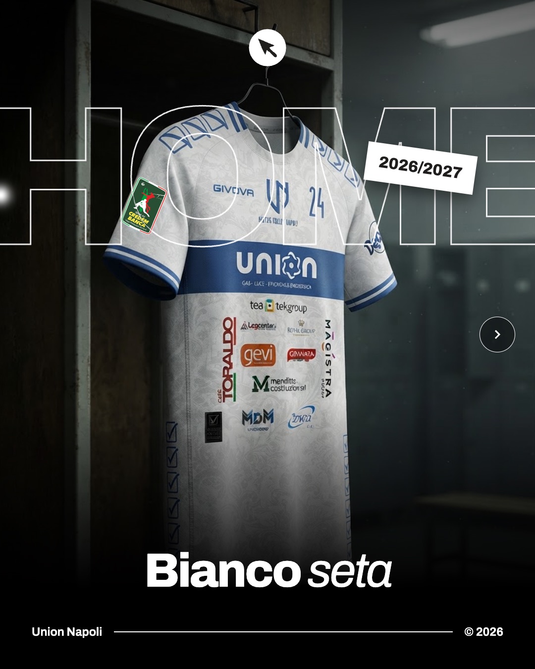 Maglia home Union Napoli 2026/2027 Bianco seta appesa in uno spogliatoio