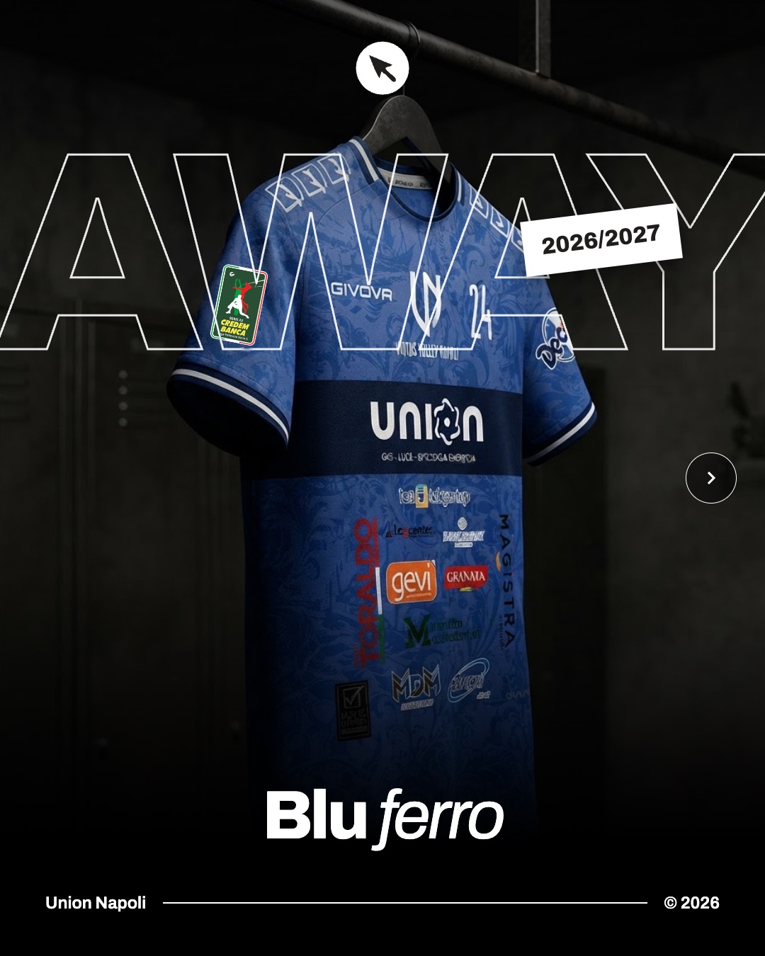 Maglia away Union Napoli 2026/2027 Blu ferro appesa in uno spogliatoio buio